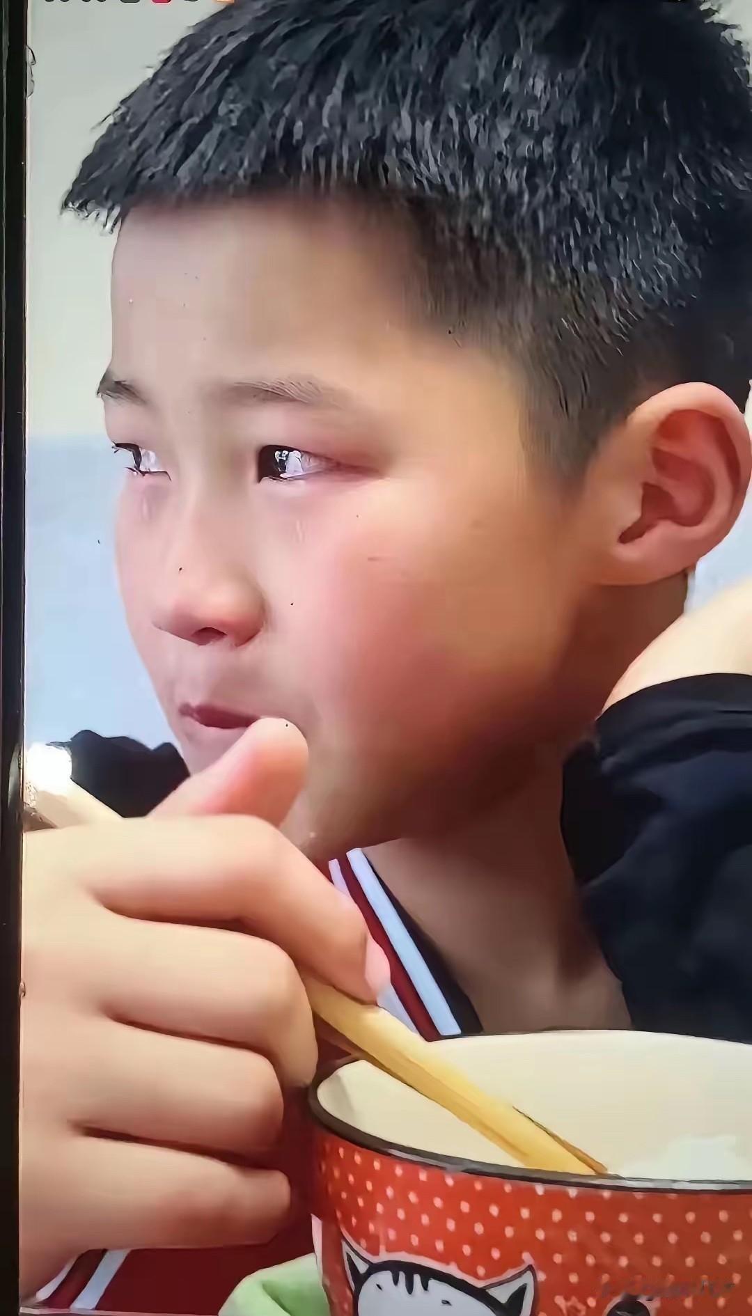 生活的心酸从来都藏在普通家庭的细碎日常里。湖北武汉一位单亲妈妈独自抚养上五年级的