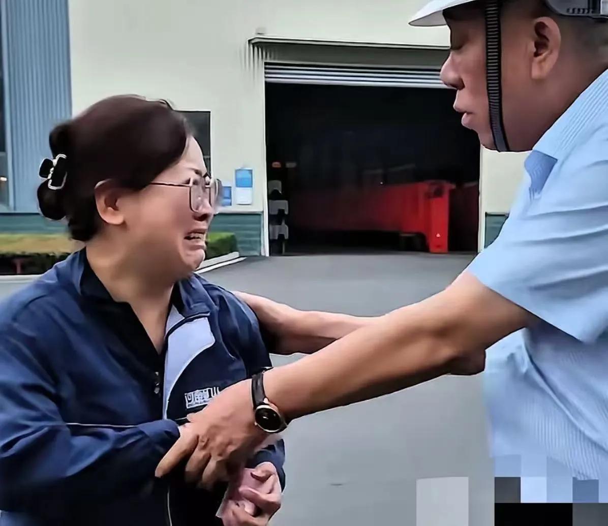 女员工中秋偷偷加班，本以为会被老板夸敬业，结果却被老板当场训了一顿，可谁也没想到