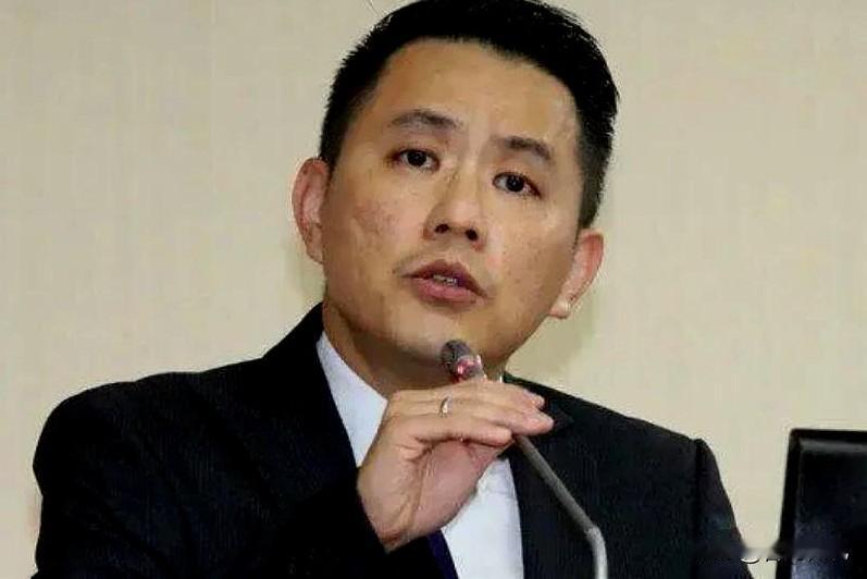 许久不见陈以信，原来另有重担在身！大伙纳闷，连着好几回活动，郑丽文身边瞧不着陈以