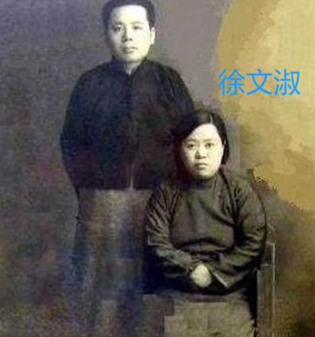1913年，张恨水不情不愿地去看母亲为他选的新娘，结果看到新娘漂亮文静，张恨水很