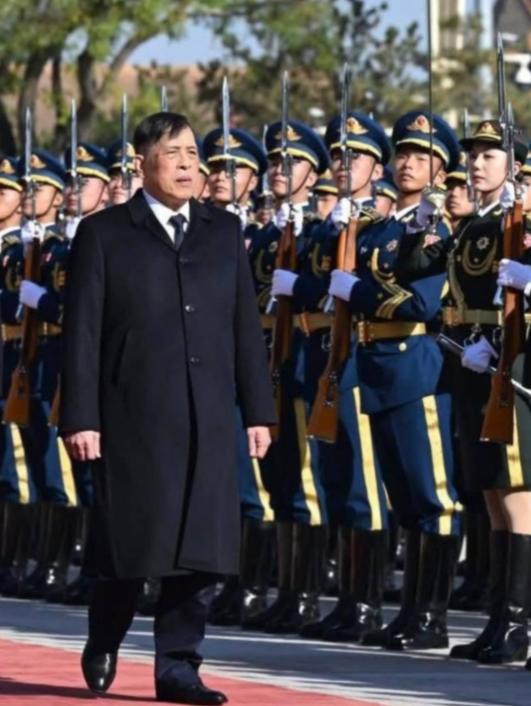 泰国国王出席北京欢迎仪式，迎接现场十分隆重，国王陛下受到热烈欢迎！11月14日玛