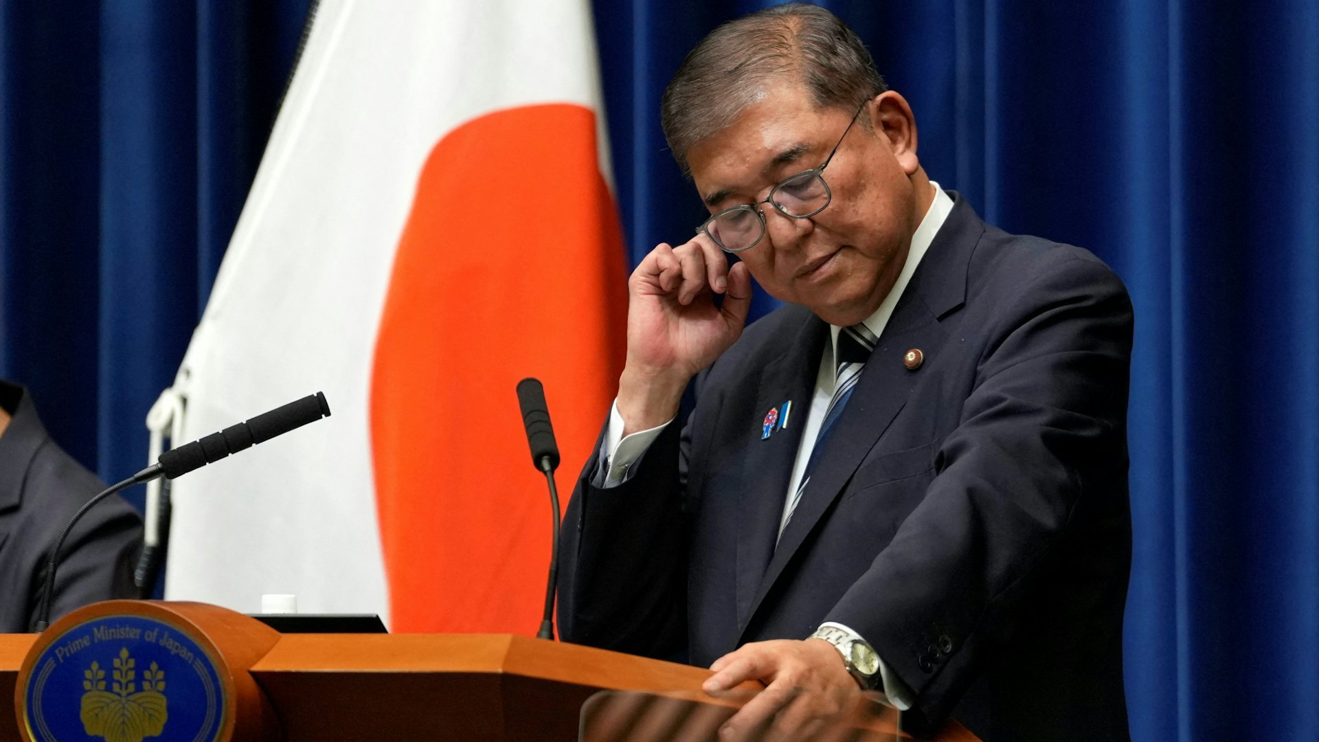 日本前首相石破茂因批评高市早苗涉台言论，正遭受国内舆论围攻。他在节目中反问，若所