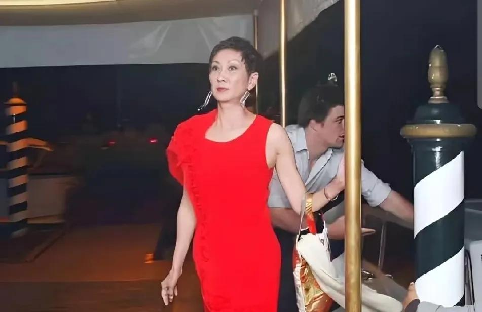 施南生年轻的时候有多飒？说一件小事你就知道了。有一次晚宴，施南生被安排坐在黄