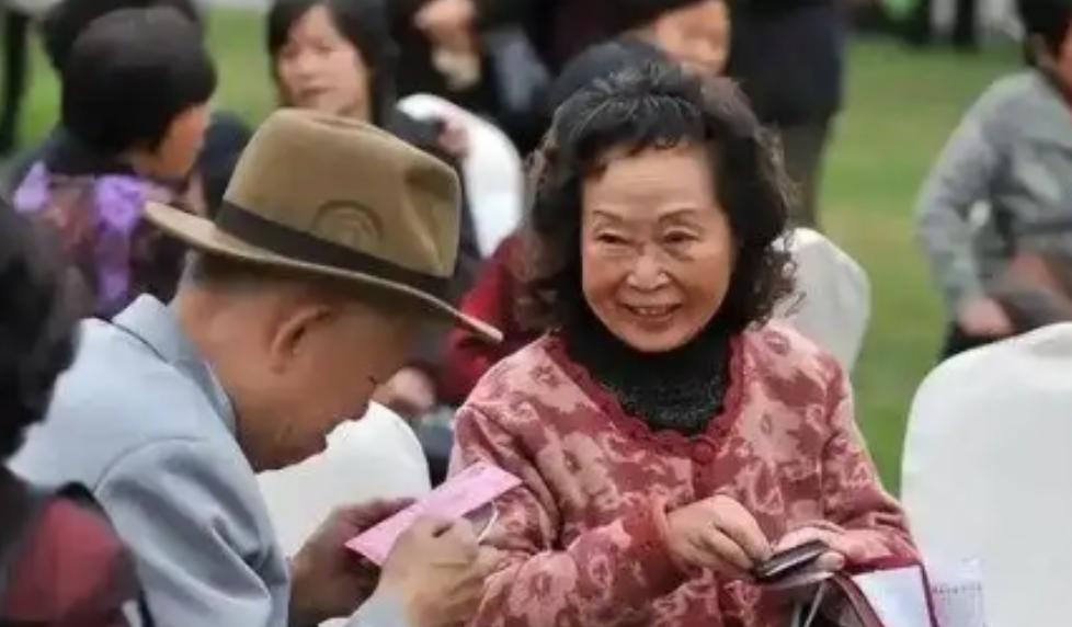 有知情人士爆料，澳大利亚有一群华人，本来都是国内机关单位退休人员，50岁移居过去