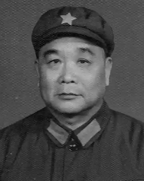1950年，恩施军分区司令员王定烈乘车去剿匪，途中得知参谋在出发前打了电话，他感