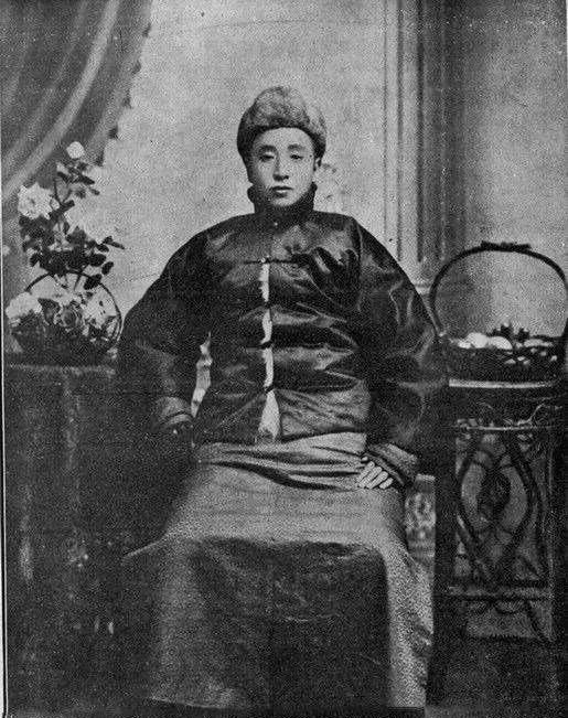 1928年，张学良回奉天给父亲张作霖奔丧，见五姨太张寿懿浓妆艳抹，顿时心头怒火起
