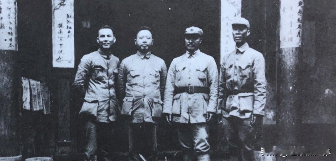 【开国功臣图片故事256】1937年5月29日，贺龙、叶剑英和周士第在延安与国