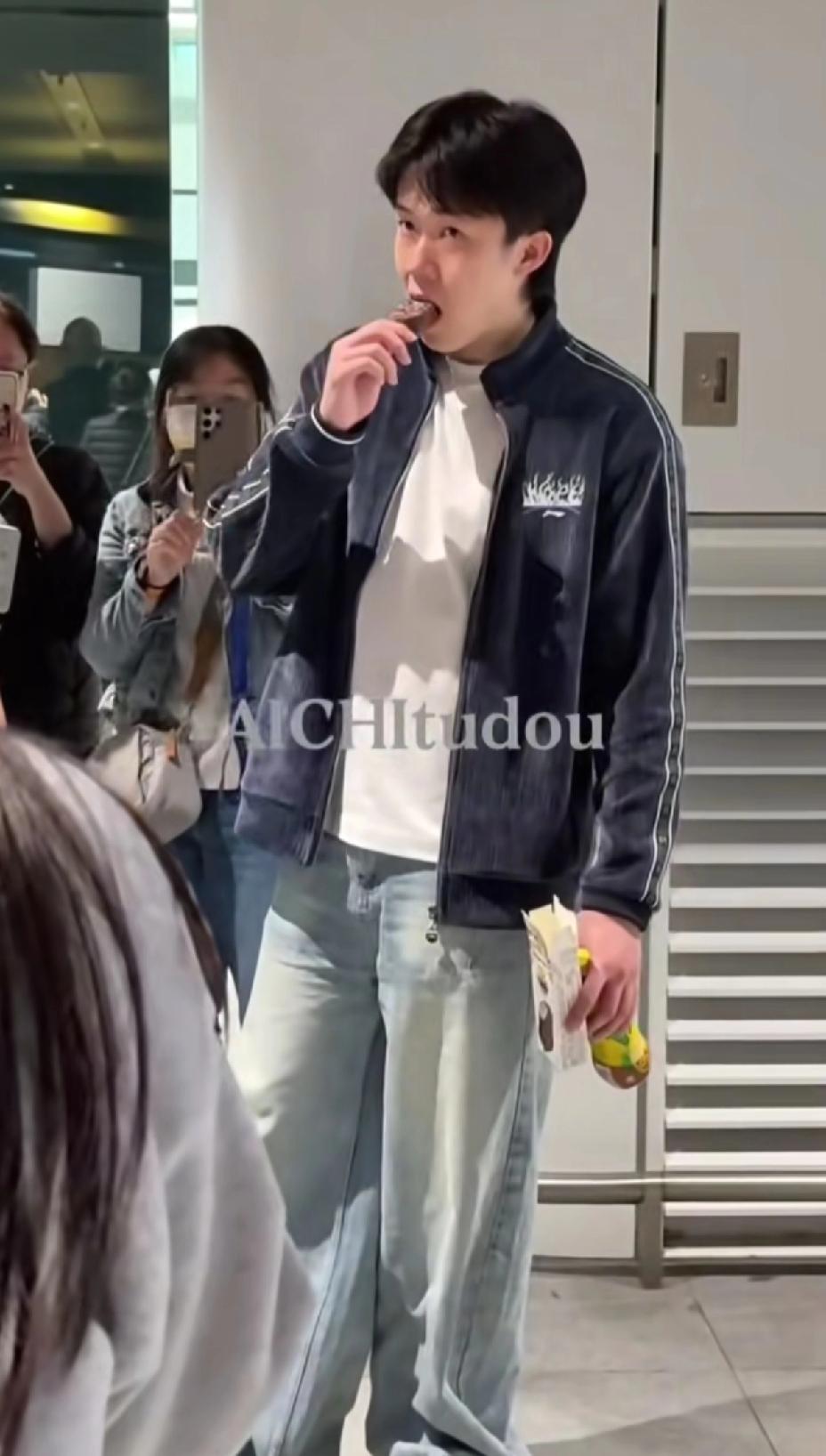 王楚钦一打开手机天塌了，全网都知道他今天吃雪糕了。大头这透明的一生，吃个雪