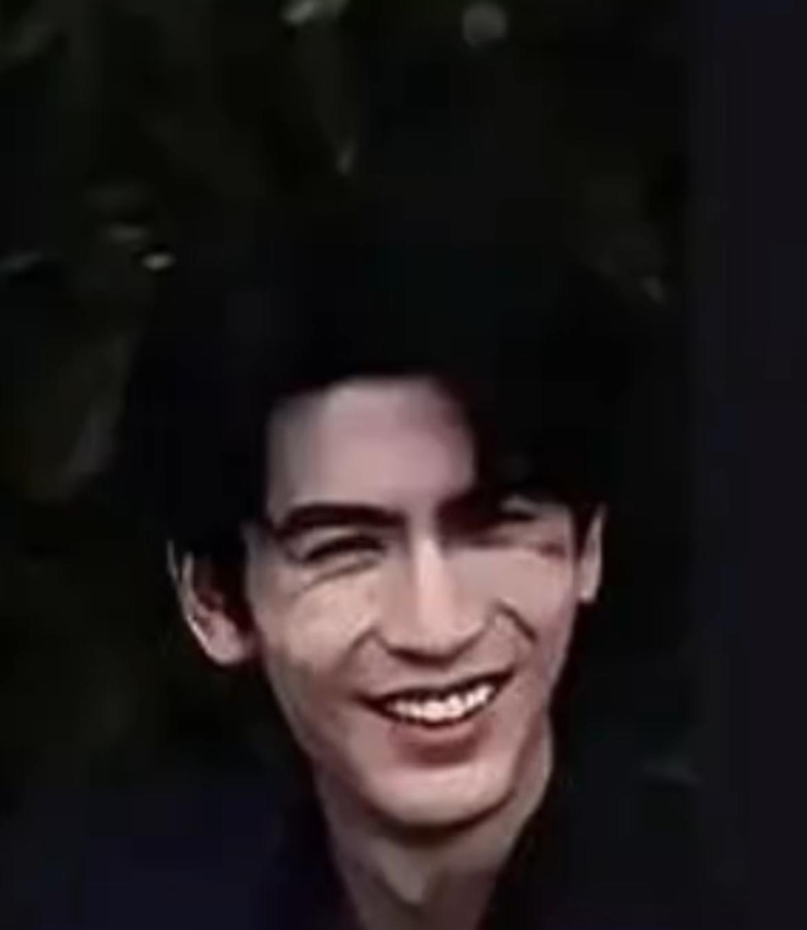 27岁张凌赫惊现老态，一笑满脸褶子，皮肤松弛像个“小老头”！真不敢相信这是网友