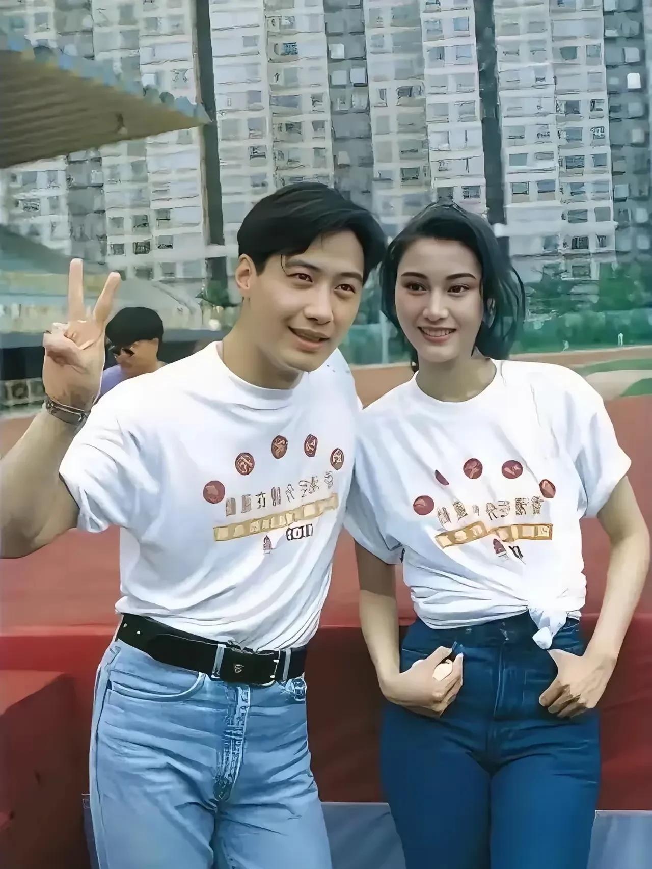 这是90年代初，黎明和李嘉欣的一张合影。那时候他们明面上虽然没有承认是情侣，但