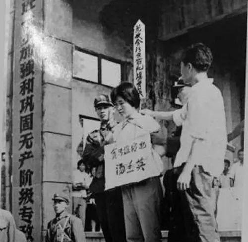 1975年，她用4.5万公款包养了7个情夫，然而整整十年，竟然没有一个人发现，没