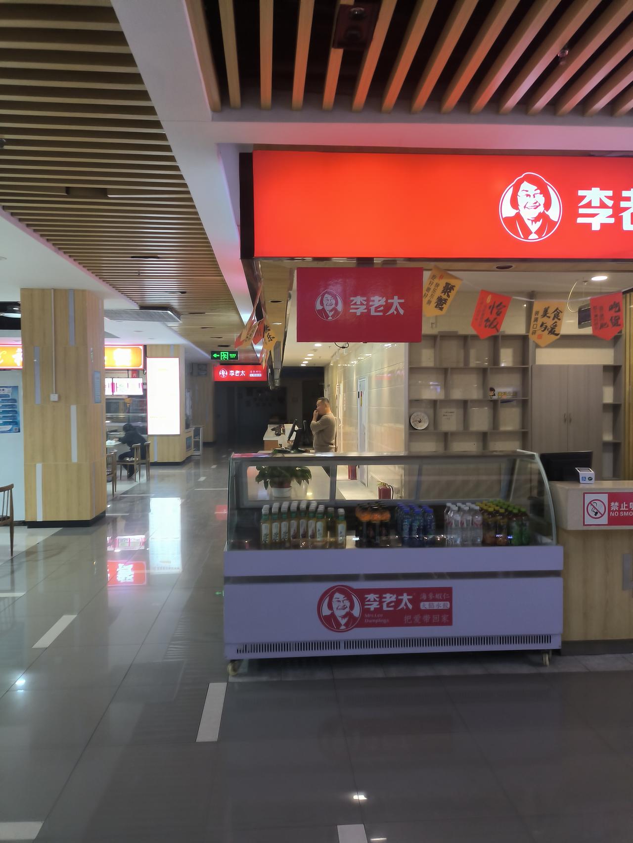 经济的真实状况，在任何一个细节都可以看到。淄博商厦6楼的美食广场。现在已经没