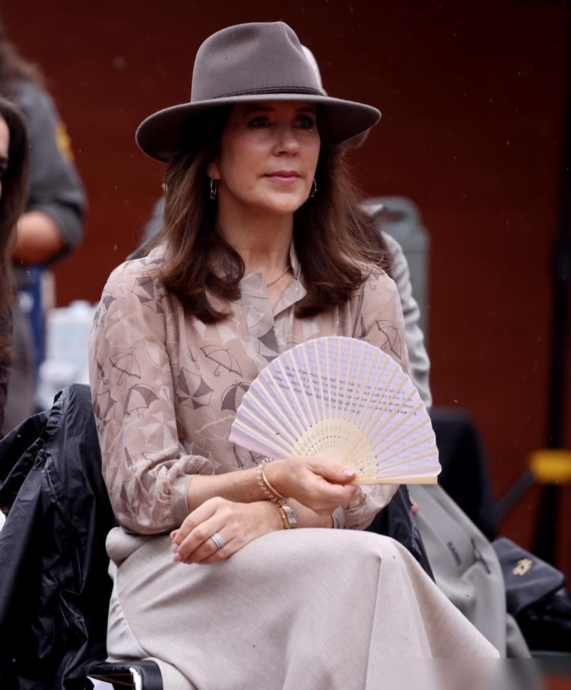 丹麦王后在澳洲这一身真火了，松弛感绝了。但你扒开恩爱表象看，她老公那个眼神，真的