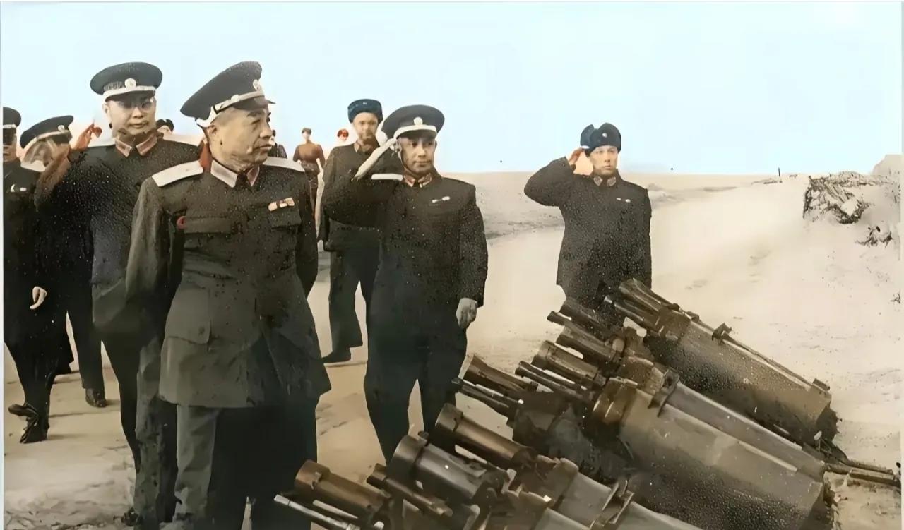 一张拍摄于上世纪五十年代的老照片，画面中，国防部长彭德怀元帅身姿挺拔，背手而立，