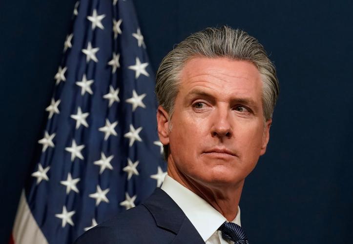 加洲洲长纽森大祸临头！4月25日晚，特朗普在华盛顿希尔顿酒店举行的白宫记者晚宴上