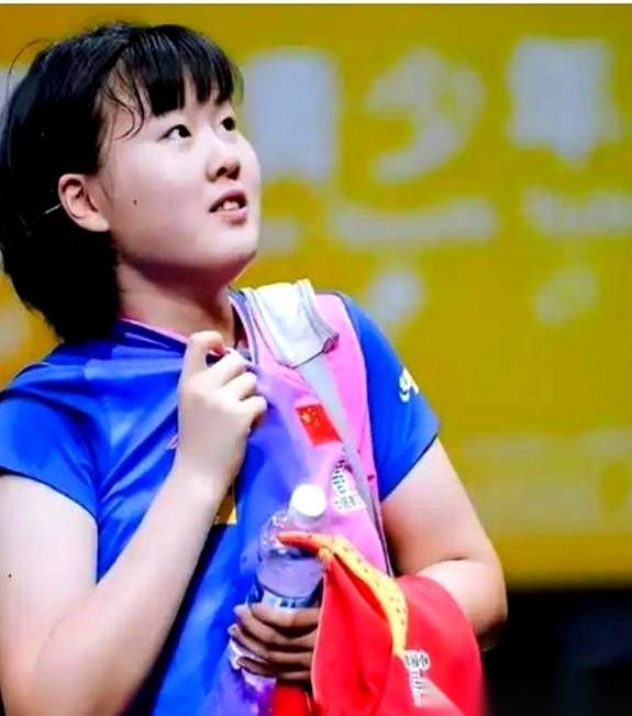 就在张本美和在重庆高高捧起冠军奖杯，全场灯光都打在她身上的时候，没人注意到，一个