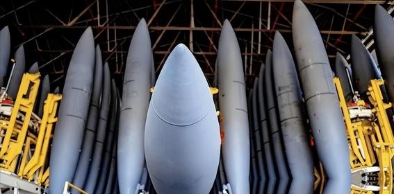 美国不怕中国的航空母舰，也不怕中国的核武器，甚至不怕中国的稀土管控，只有一点是他