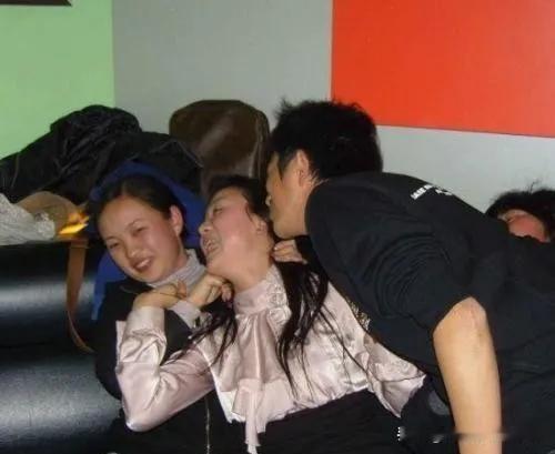 你们见过最毁三观的同学聚会吗？我算是开眼了！这哪是叙旧啊，简直是大型拆家现场