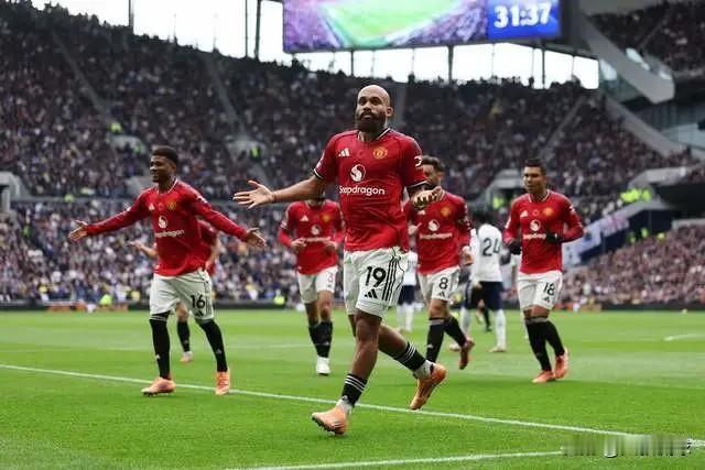 那个曼联要回来啦！在少打一人，场面十分被动的情况下，曼联再次伤停补时读秒绝平，