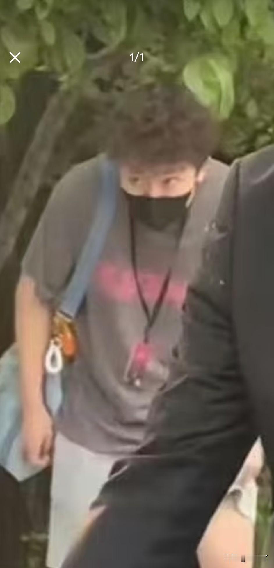 万万没想到，王楚钦穿西装亮相活动神V西装出圈，助理的穿搭却遭吐槽！网友调侃这是