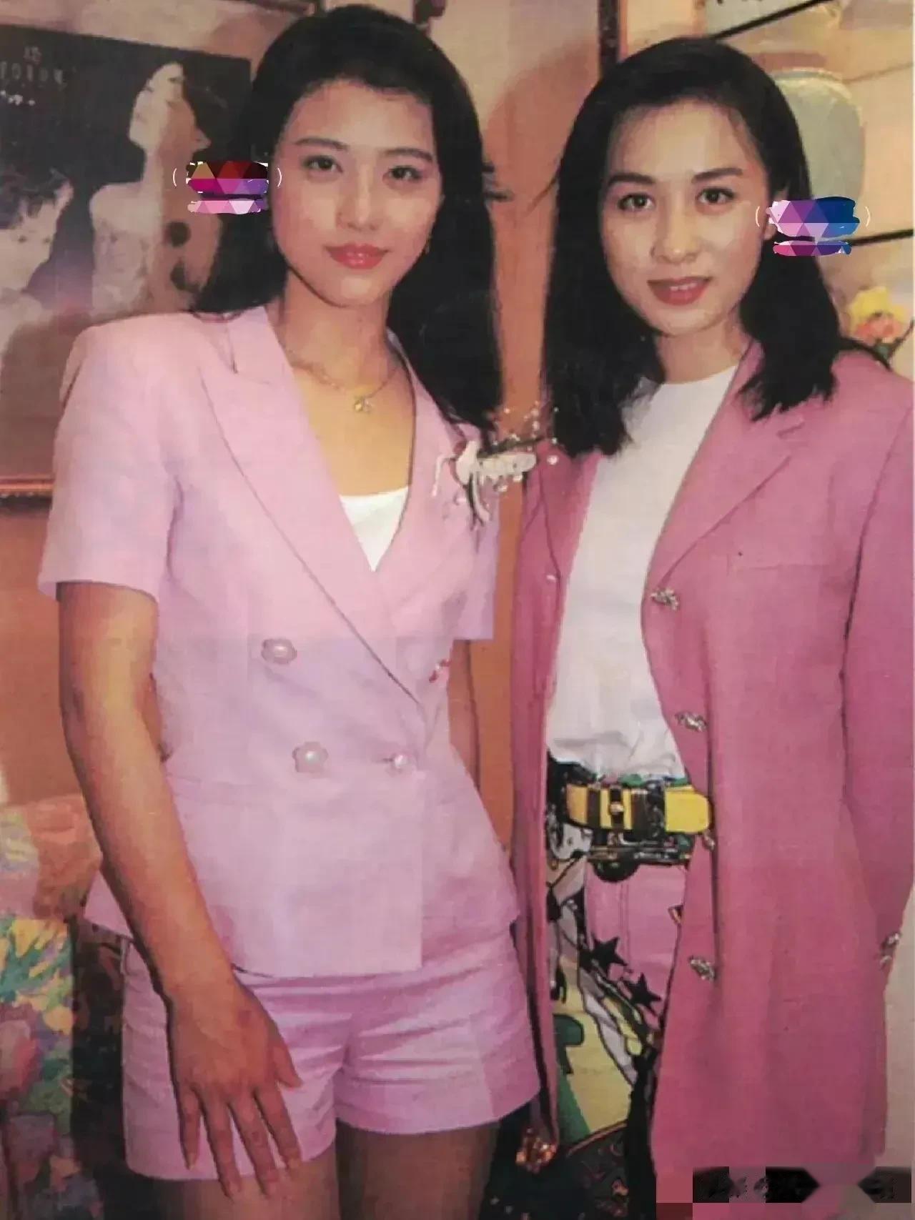 这个是周海媚和刘嘉玲年轻时候的一张照片。照片中的两人看起来真漂亮，不愧是当时