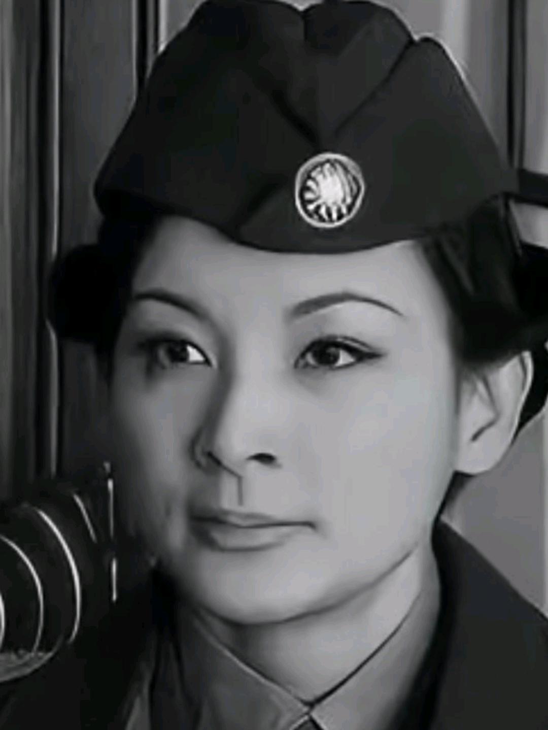 1940年，地下党康乃尔正在茶楼打牌，一军统美女突然拍了拍他的肩膀，对他说：“你