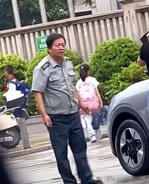 最新后续，打人的保安大爷被停职了，他们是外包公司。其实这个大爷也挺难的，拿那