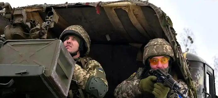 乌克兰的兵快打光了！俄军清理战壕，扒开尸体堆，结果发现一大半都不是乌克兰人，黑皮