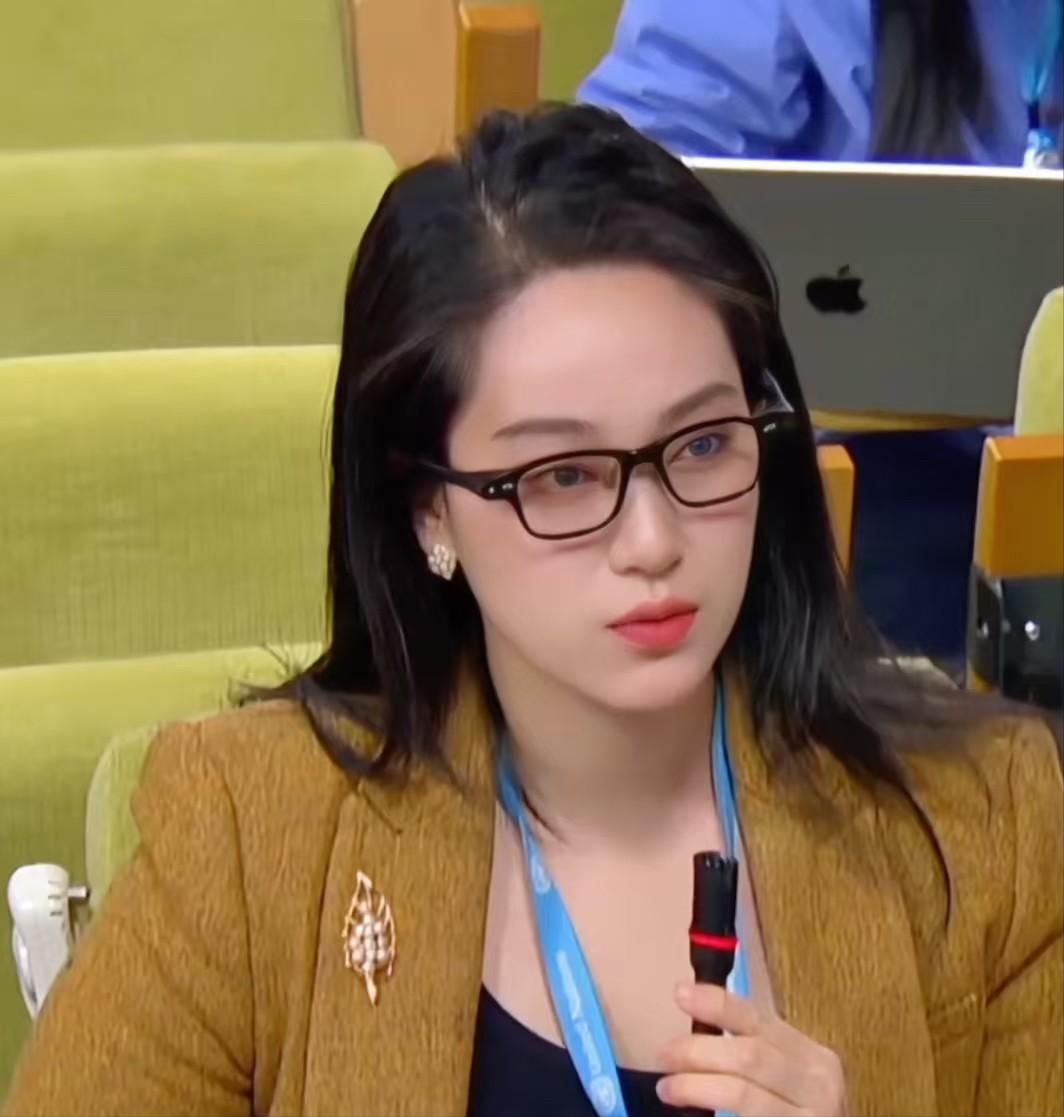 刚刚，联合国传来这样一幕！中国记者提问时，鼻梁上隐藏的“第二大脑”让外媒彻底看呆