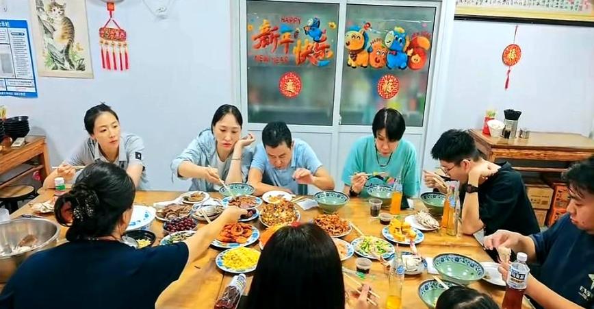 这张照片看得我心里一暖。退休两年的前女排主帅陈忠和，低调去了天津。没通知任何官