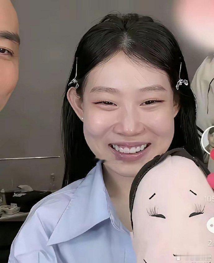 1.﻿‎2万一‎﻿次的化妆﻿到底有多牛？看沈‏‎‎佳润妆‏前和‎⁠妆后的对‎比⁠