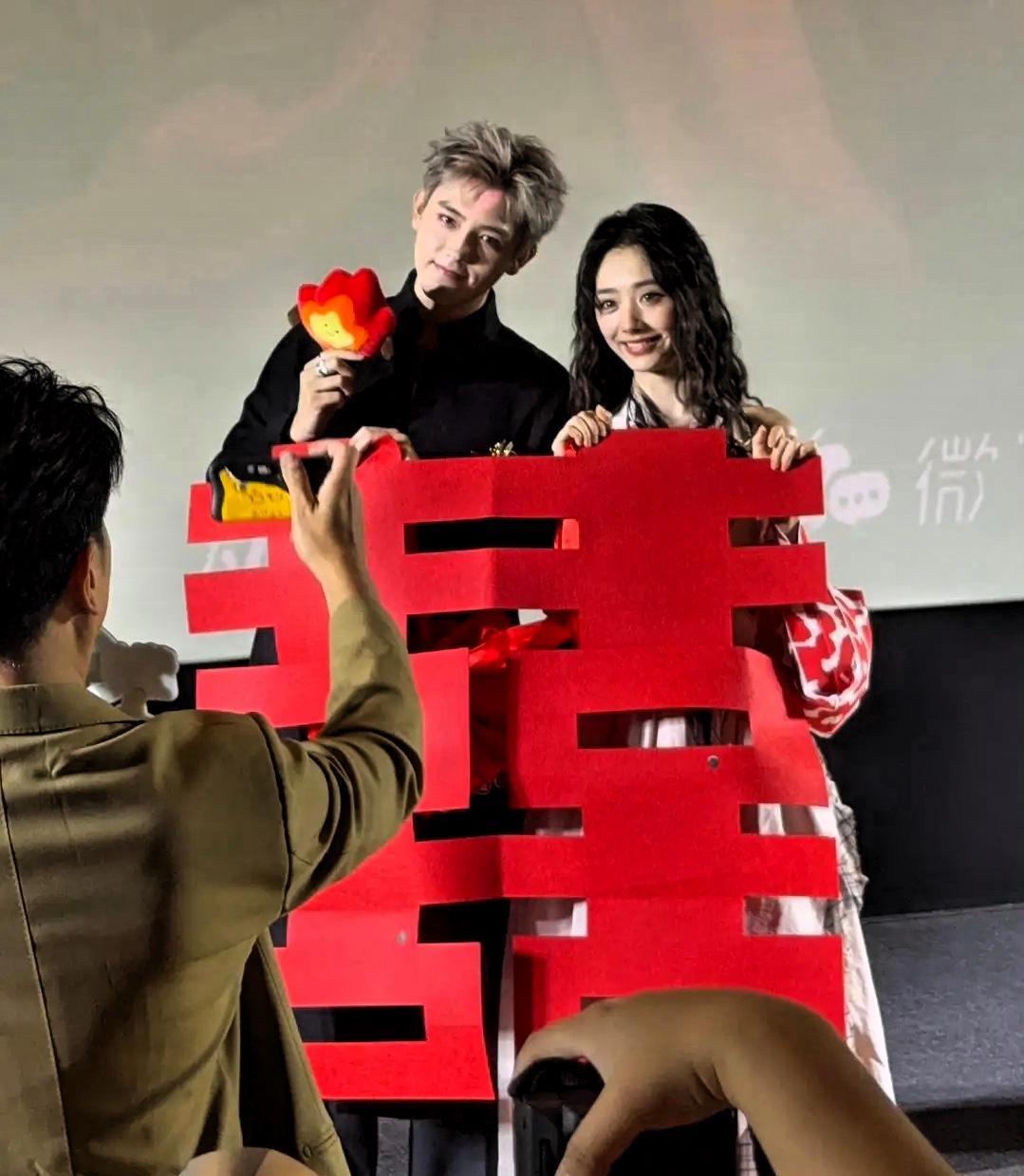 陈红最担心的事发生了，她儿子年纪轻轻就越来越像他爸陈凯歌了。之前眉眼像陈红，现在
