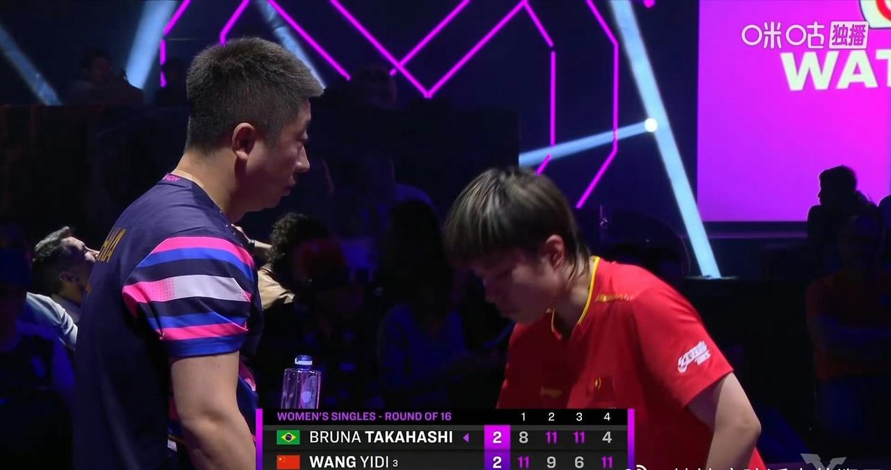 好！大迪追平了比分！比赛来到决胜局[加油]！前三局王艺迪🇨🇳11-8，9-