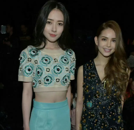 左边是郭碧婷，右边是昆凌郭碧婷是向太选的，昆凌是周杰伦自己选的。感觉还是老人