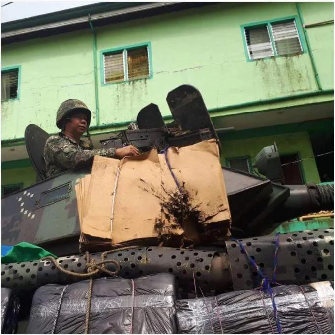 马拉维之战LAV-300带有临时保护装置，包括炮塔上的一些纸板和车体上的布袋