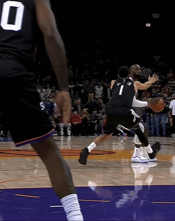 当大家眼瞎了？布克谈对詹姆斯的三分犯规：“他们回看了录像，也反复核实了判罚，