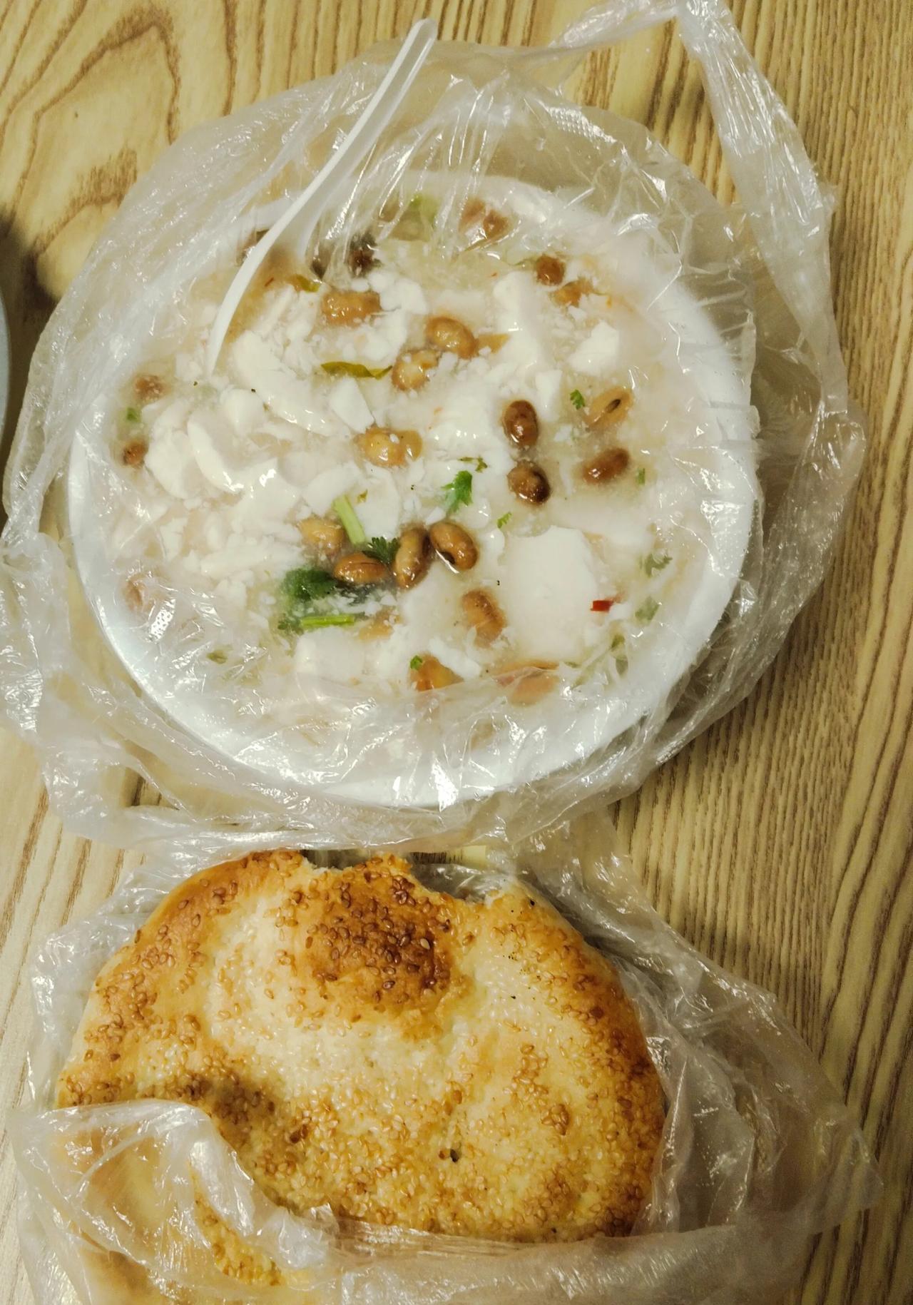 花5块钱吃了个晚饭，豆腐脑4块，这个是大碗的，小婉才三块五；芝麻烤排饼1元，很好
