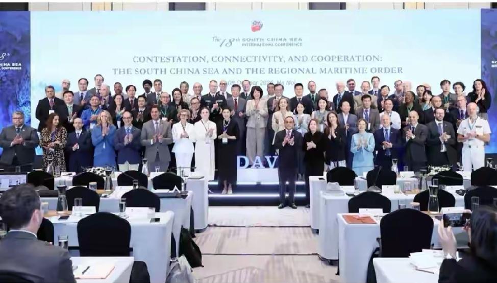 越南主办南海国际研讨会，菲澳代表在会场炒作非法南海仲裁案。菲律宾副外长艾雷拉·林