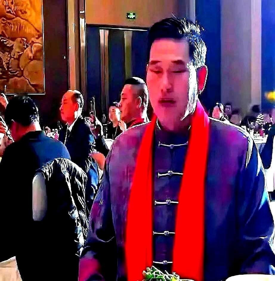 15万唱3首歌，饭局上却被安排在角落吃“剩菜”，换你早就掀桌子了。大衣哥最近