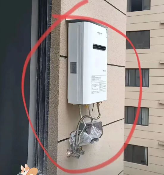 天呐！做了三年邻居才发现，他家燃气热水器居然是装在室外的！老公瞅了一眼直接拍大腿