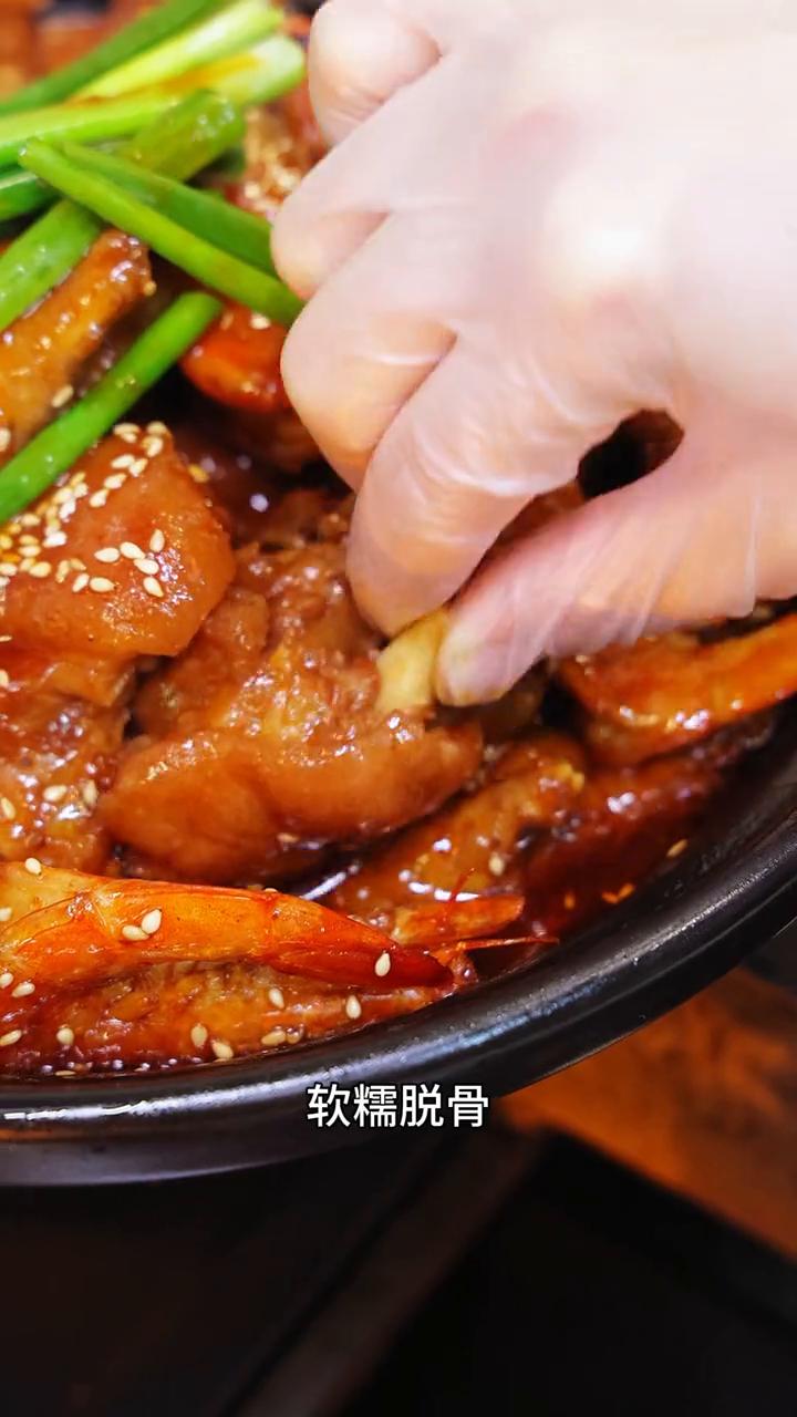 年夜饭的时候可以安排这一锅猪蹄鸡爪大虾煲，吃起来是鲜香入味，软糯脱骨，拌着米饭吃