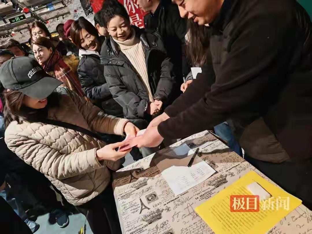 2月11日，河南郑州一连锁超市老板拿出一千多万元分给员工。该超市老板刘明军透露这