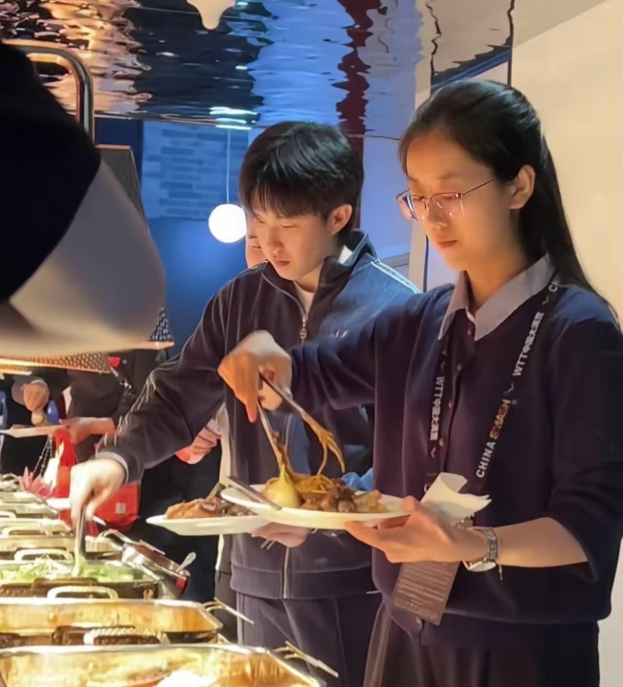 王楚钦身边的美女是谁？我要她全部资料。貌似不是运动员，不过身高气质都很好！