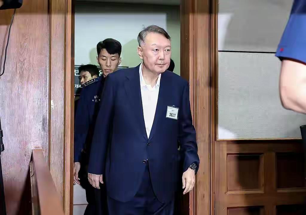 韩国原总统尹锡悦的身体状况非常令人担忧，他所居住的牢房原来有12平米，已经改成6