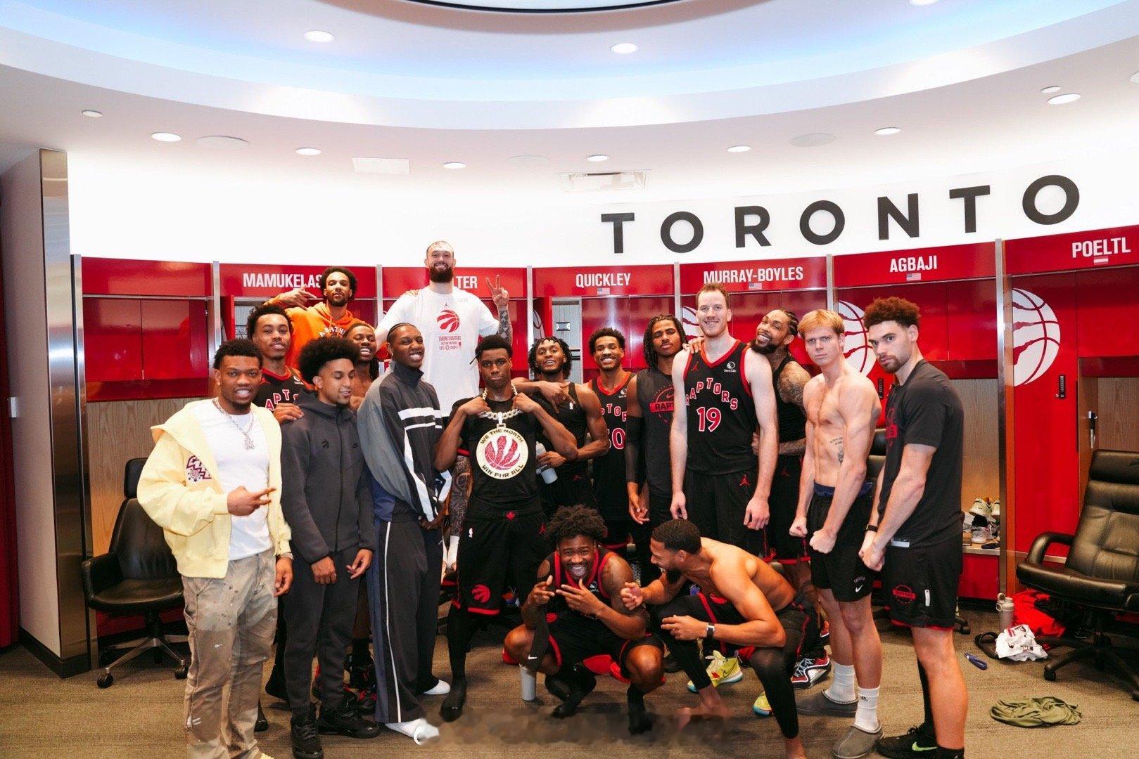 大金链子出来了！哈哈莺歌今天笑容灿烂！英格拉姆