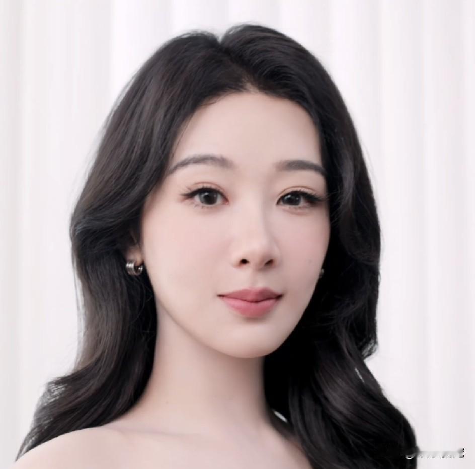 杨紫脸怎么僵硬成这样了！du得动弹不得，经典酒窝笑脸不见了。不觉得整得多么大花漂