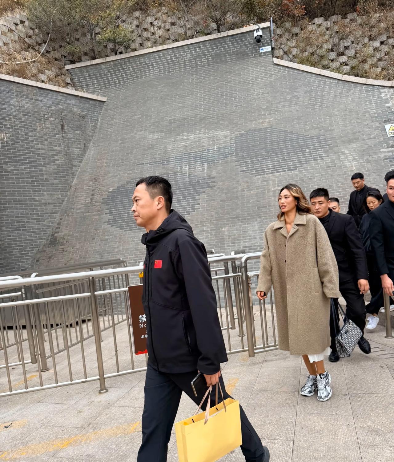 郑钦文，一个人有成就、名气大了之后，很多时候就身不由己，背后也藏着不少辛苦，真是
