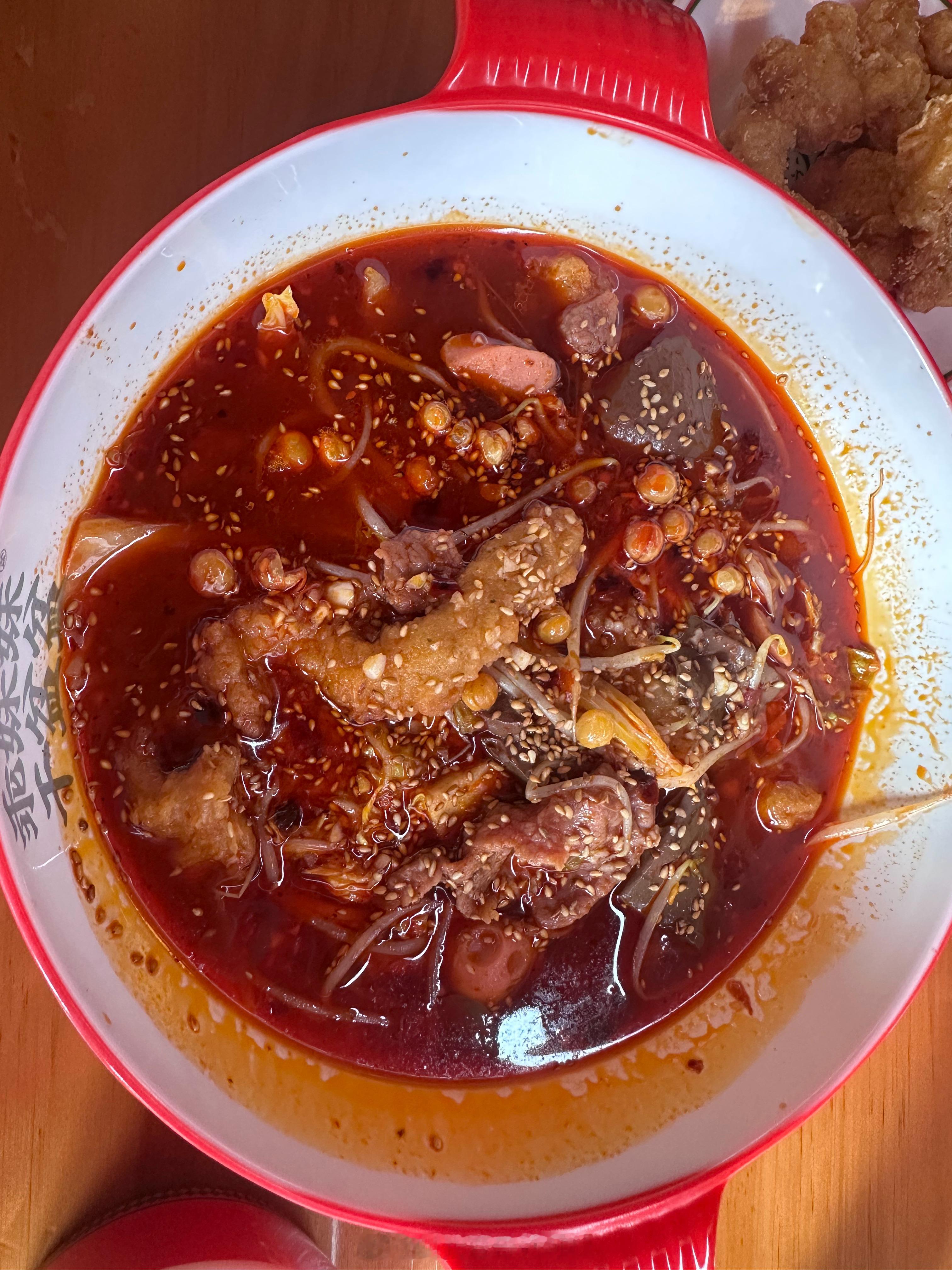 离谱了！9块9跟着00后吃了一顿四川冒菜，还送了一瓶300ml的可乐……这你“瘦