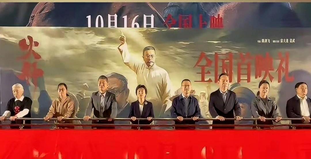 富大龙躺病床上，腿还打着绷子，心里惦记着十场影城没跑完。姜武凌晨一点还在横店对