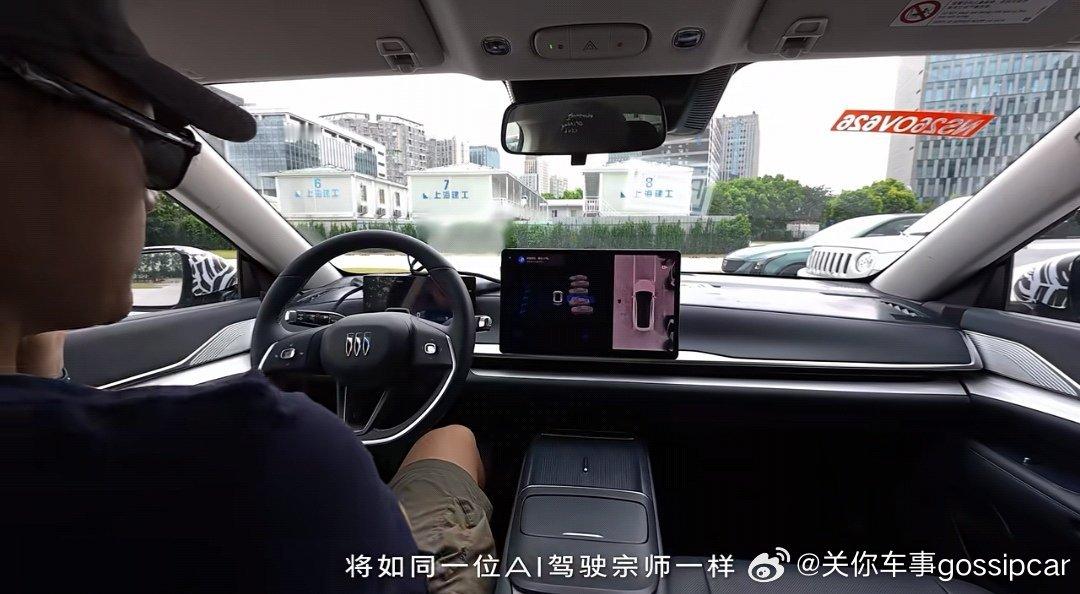 上汽通用和Momenta合作，官方放出宣传片，看着很带劲，很窄的车位，立体停车位